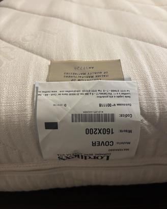 Letto in legno con materasso
