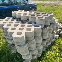 Autobloccanti per pavimenti nel giardino