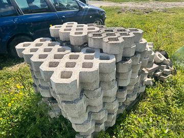 Autobloccanti per pavimenti nel giardino