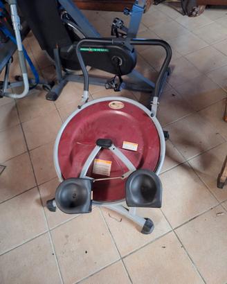 Attrezzi palestra panca addominali spin bike