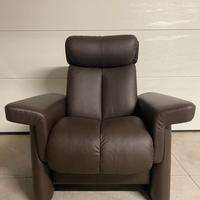 Poltrona Stressless modello Legend in vera pelle.