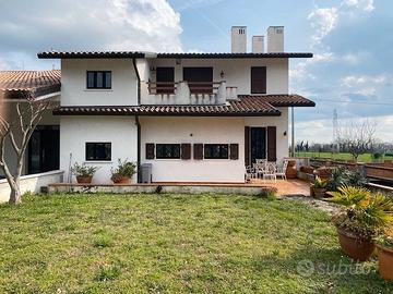 Bifamiliare ampie dimensioni con giardino