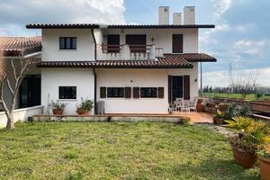 Bifamiliare ampie dimensioni con giardino