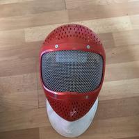 Casco e spada da scherma