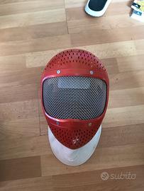 Casco e spada da scherma