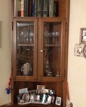 vetrinetta angolare in legno