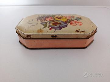 Antica scatola di latta decorativa