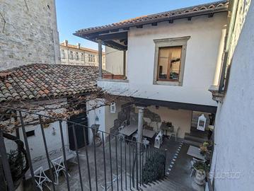 Abitazione più trattoria in centro storico