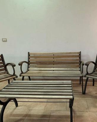salotto da giardino  in legno e ferro battuto 