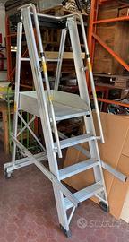 Scala professionale a palchetto con piattafoma