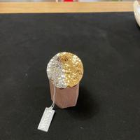 Anello a disco bicolore martellato - Oro e Argento
