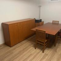 tavolo con sedie e mobili