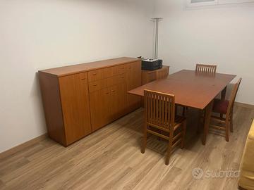 tavolo con sedie e mobili