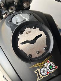 Flangia Givi BF46 x Borse Serbatoio Moto Guzzi V85