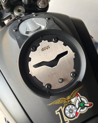 Flangia Givi BF46 x Borse Serbatoio Moto Guzzi V85