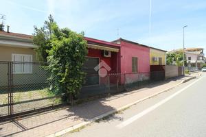 CASA SEMINDIPENDENTE A ROSETO DEGLI ABRUZZI