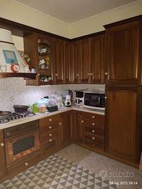 Cucina angolare in legno di noce con elettrodomest