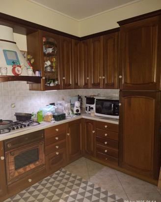 Cucina angolare in legno di noce con elettrodomest