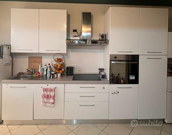 Cucina Lineare Bianca Con Elettrodomestici Usata