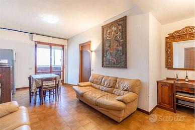 Trilocale luminoso con posto auto in Via Vesalio