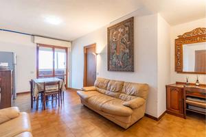 Trilocale luminoso con posto auto in Via Vesalio