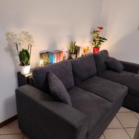 Mobile consolle dietro divano con luce LED