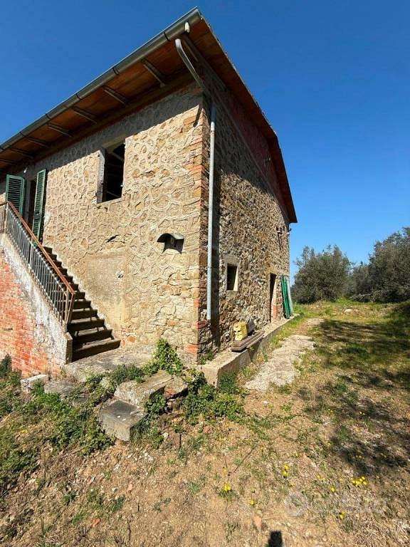 Rustico / Casale di 250 m² con più di 5 locali a B - Vista 3