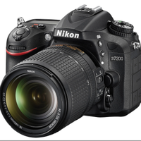 Macchina fotografica Nikon D7200 con obbiettivo