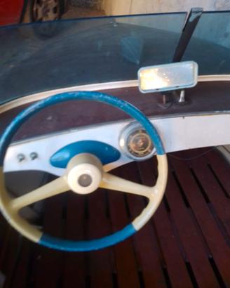 Motoscafo d'epoca in legno