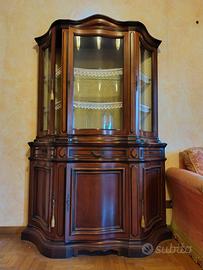 Mobili in legno massiccio e 2 divani