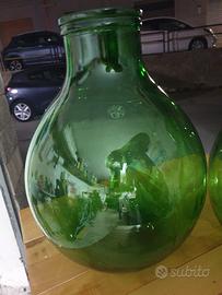 Boccia di vetro verde di damigiana.