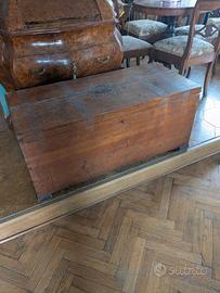 Cassapanca in legno antica con chiave
