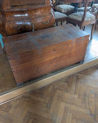 Cassapanca in legno antica con chiave