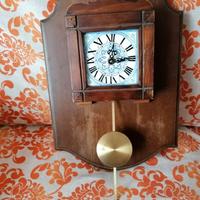 Orologio con pendolo in legno