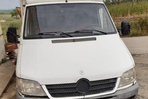 Furgone Mercedes con sponda idraulica