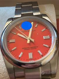 Orologio quadrante sfondo rosso