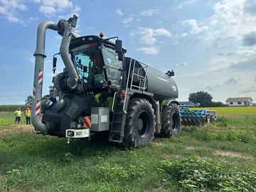 Trattore Claas Xerion 3800 saddle con botte 16m3