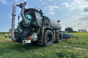 Trattore Claas Xerion 3800 saddle con botte 16m3