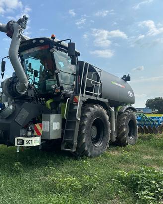 Trattore Claas Xerion 3800 saddle con botte 16m3