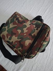 Borsello mimetico con tracolla regolabile.