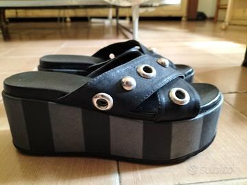 Sandali da donna aperti neri con borchie e zeppa