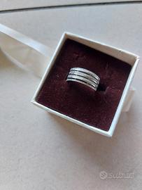 Anello a fascia con diamanti, oro bianco 