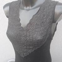 Canottiera con ampio décolleté in pizzo