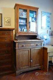 credenza in legno chiaro stile "arte povera".