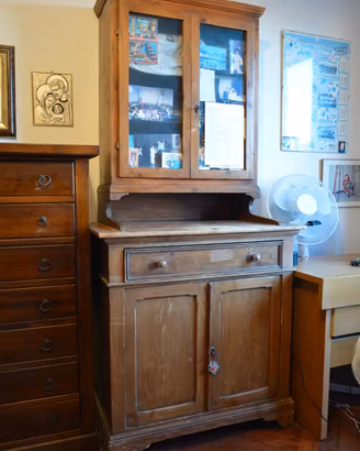 credenza in legno chiaro stile "arte povera".
