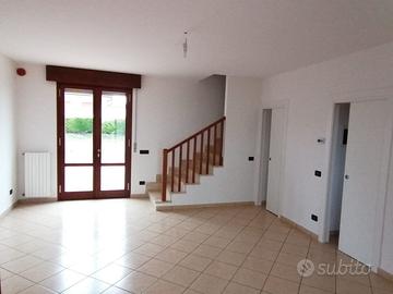 Immersa nel verde CON TERRAZZO E GIARDINO