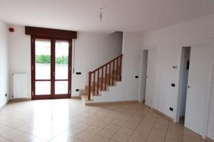 Immersa nel verde CON TERRAZZO E GIARDINO