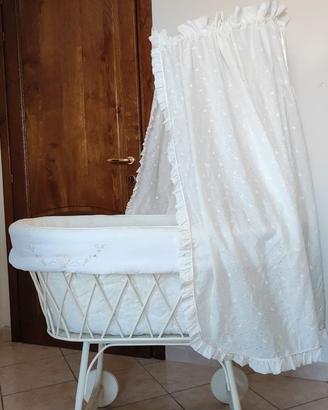 Incantevole e raffinata culla con baldacchino