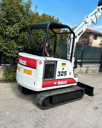 E152 Escavatore 25Q Bobcat 325