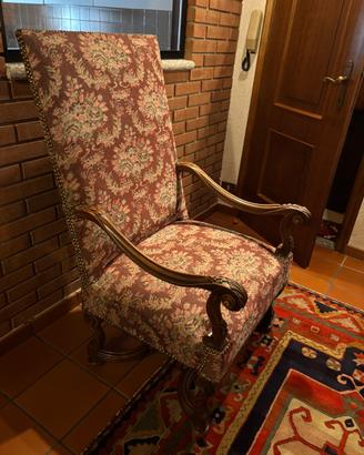 Poltrona centenaria in legno massello e gobelin